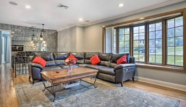 5BR Near NYC w/2 King Beds & Parking