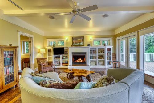 6 Bed 4 Bath Vacation home in Eastsound in Eastsound