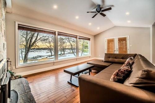 6 Bedroom Lakefront Main House in Sand Bay in Dillon