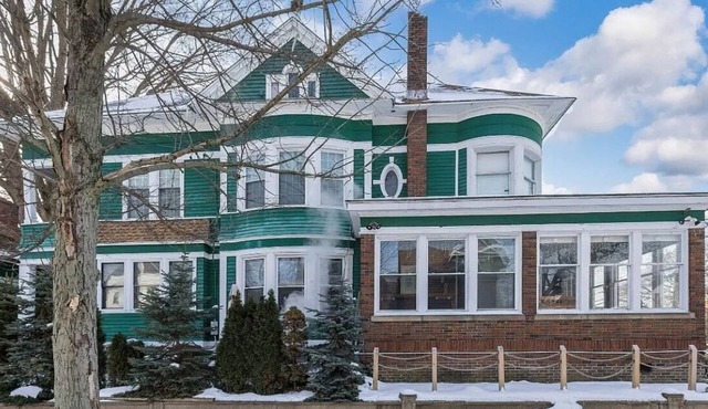 6-bedroom Victorian house in downtown Erie! Perfect for family & group getaways.
