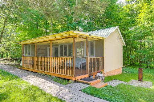6 Mi to Bethel Woods Center: Cabin Near Shops