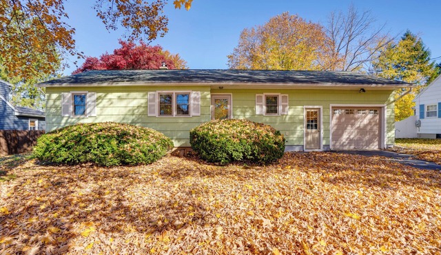 6 Mi to Skiing: Pet-Friendly Home in Pittsfield!