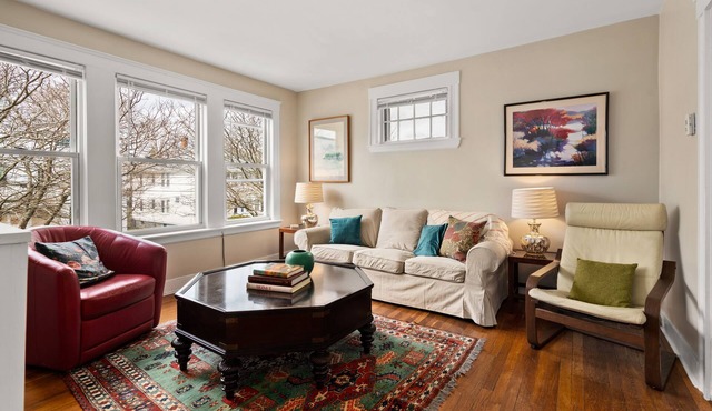 6 Room: 2Bedroom: Sunny Quintessential Boston