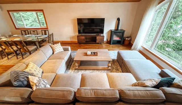 6BR Sandy Beach Waterfront Cottage