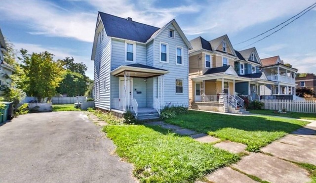 7-9 mins to Historic Niagara Falls. Main floor, Minimum stays 30 days