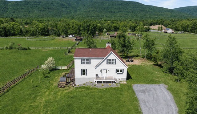 7-Acre Horse Farm - Pool, Mountain View, Hot Tub, Sauna, Game Room - Sleeps 10