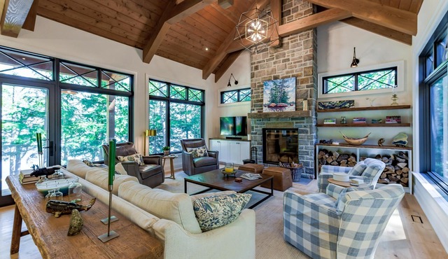 7 bed 6 bath oasis on Lake Muskoka! Boathouse + Bunkie!