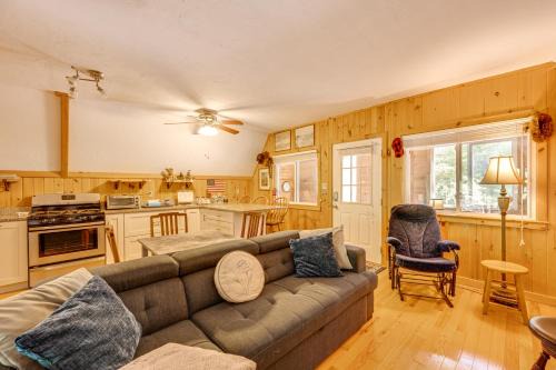 7 Mi to Ski Slopes! Cozy Madison Cabin w/Fire Pit
