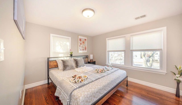 74R - 2BR Quincy - Romantic Stay near Wollaston Beach