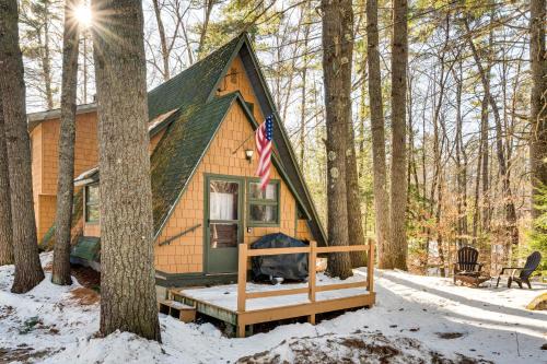 8 Mi to Cranmore Mtn Resort: A-Frame w/Fire Pit