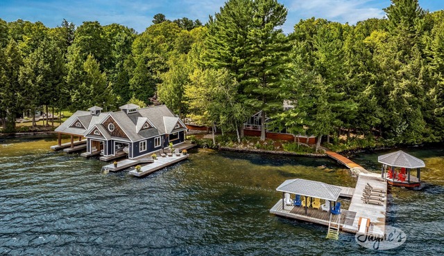 9 bdrm, 5 bath, Lake Rosseau, Private! Guest Cottage and Cabin! Sand Beach!