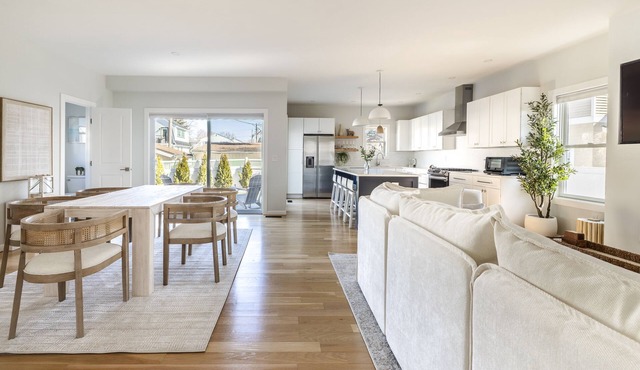 90-Sec Walk to Beach | Walnut Beach Luxury House