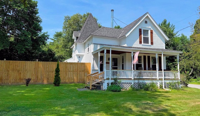 91M: Renovated Bethlehem home with hot tub, firepit, large yard!, walk to restaurants