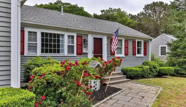 A Cozy Cape house steps to Restaurants & Beaches ~1.4 miles down scenic roads