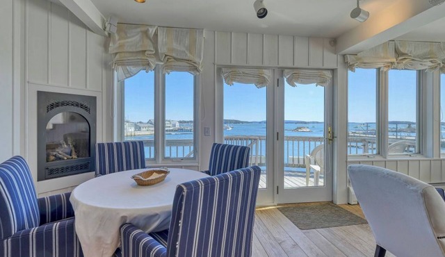 A Fathom Above - Posh Apartment Above 27 Fathoms