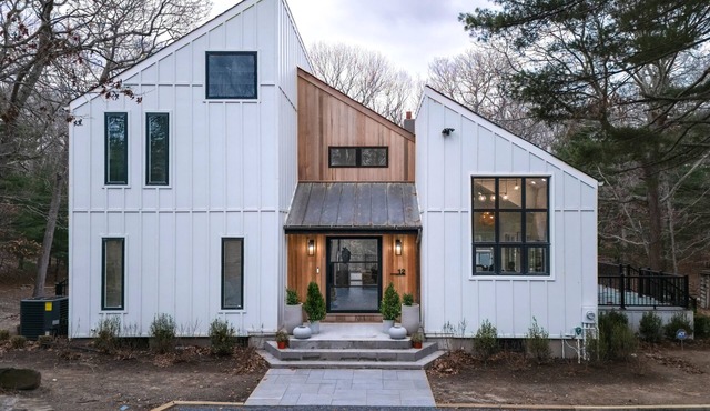 A Modern, Ultra Chic 5-bedroom Beach Home in Charming East Hampton!