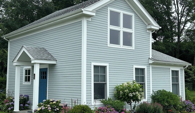 Adorable 2 bedroom cottage, walkable to Dubois Beach and Stonington Borough.