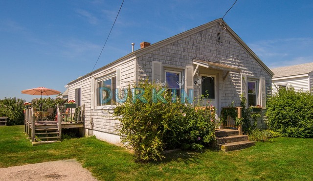 Adorable Cottage, Close to Beach, Water View, Spacious Deck, Extra Sleeping