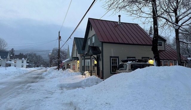Adorable Downtown 3-bedroom ski house in Ludlow