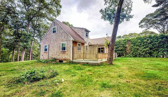 Adorable Home on a Grassy Lot w/Free WiFi, Two Living Areas, & a Full Kitchen