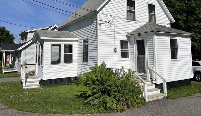 Adorable two bedroom cottage, walking distance to town.