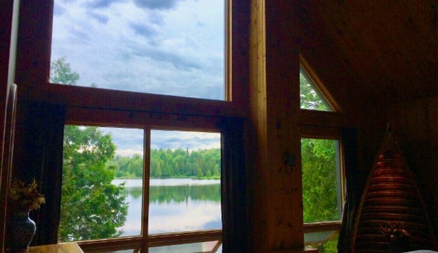 AFTICA Luxury Lakefront Cottage: Private Beach, Great view, 5 min to Store/SAQ