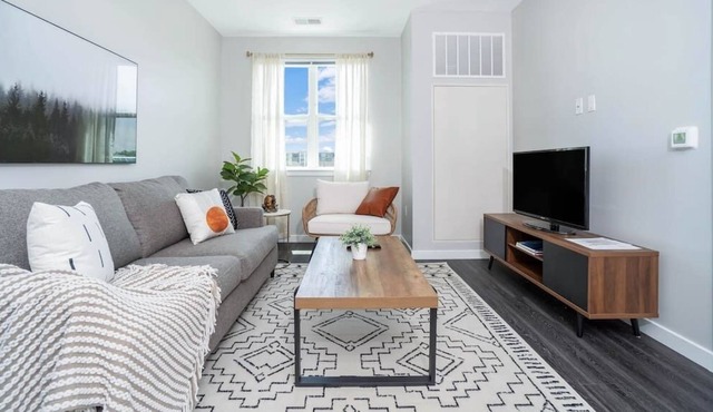 Airy 1bd/1ba + Pool - Near Stamford Harbor