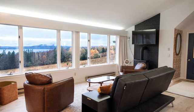 Airy studio with lake access & views, AC, 5min to downtown
