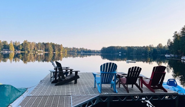 All-season Lakefront Escape w/4 bedrooms and hot tub