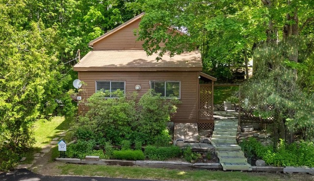 Alluring home with full kitchen, furnished patio, washer/dryer & private yard