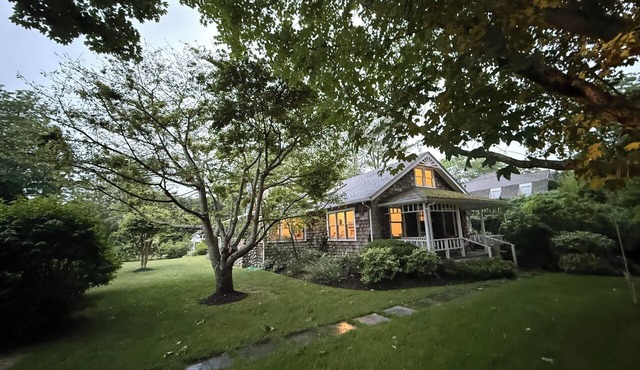 Amaganset Lanes 5 Bedroom Beach House. Walk to beach, town, Jitney & LIRR!