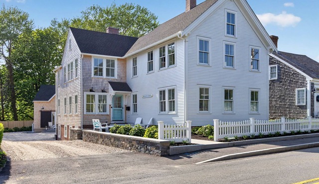 AMAZING NEW HOME, STEPS FROM LIGHTHOUSE BEACH!