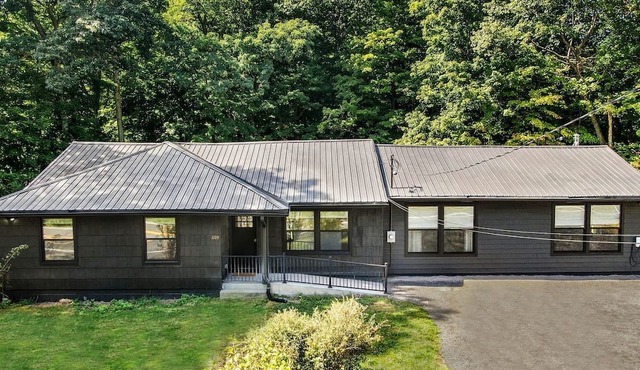 Amazingly Equipped Cabin with BBQ, Fire pit, Deck and Beautiful Design in NY