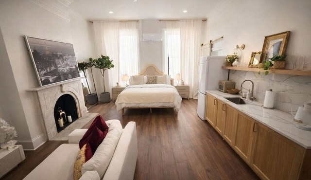 Amour Luxury King Suite w/Soaking Tub - Boutique Hotel Near Johns Hopkins & DT