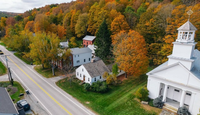 Antique Farmhouse, Walk to South Woodstock Village