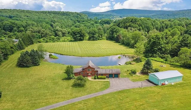 APPLE TREE POND | 13 Acres Near Dreams Park | Sleeps 10