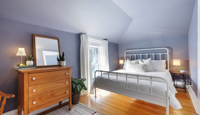 Art filled One Bedroom in the heart of Almonte with parking