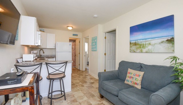 AUGUST 8 TO 11 AVAILABLE . FAMILIES/COUPLES ONLY CUTE UNIT WITH POOL
