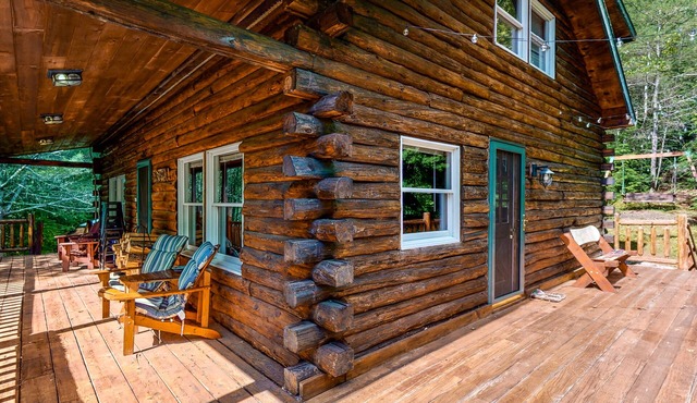 Authentic and comfortable Vermont log cabin - secluded yet near attractions