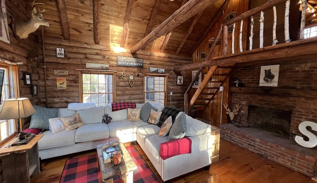 Authentic Rustic Log Cabin minutes from Mount Snow and Stratton