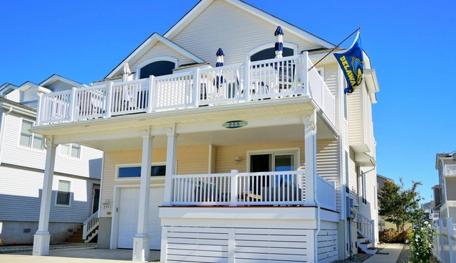 AWESOME VACATION TOWNHOME! Just two blocks to the beautiful 35th Street beaches
