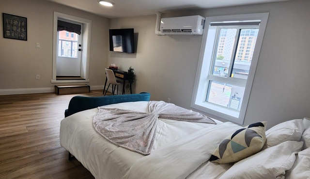 Balcony Studio Unit Queen Bed overlooking the city in Prime Downtown Location