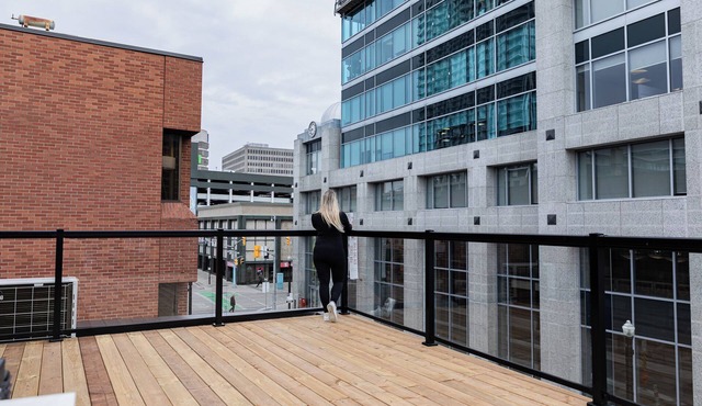 Balcony Studio Unit Queen Bed overlooking the city in Prime Downtown Location