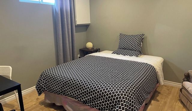 Basement Queen Bedroom-C（Private Room，Shared Bathroom）