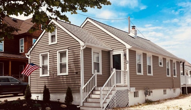 BAY AND BEACH Relax in this well appointed beach cottage in historic Old Town