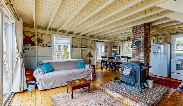 Bayfront cottage with fantastic views & minutes to downtown - Dog-friendly