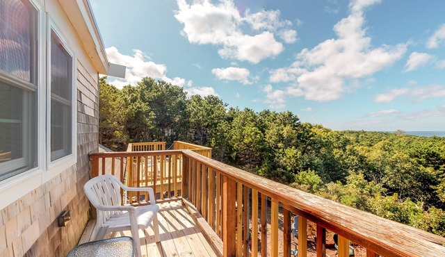 Bayview home, WiFi, multiple decks, hot tub, games