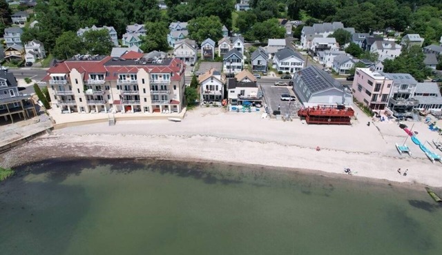 Beach House 3-bedroom home in gorgeous Milford with access to private beach
