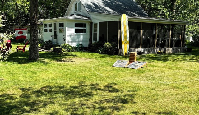 Beach house on pleasant beach! Cottage steps from the beach on Lake Erie