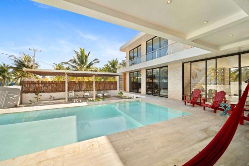 BEACHFRONT COCO Modern Designer House by PENINSULA STAYS in Sinanche